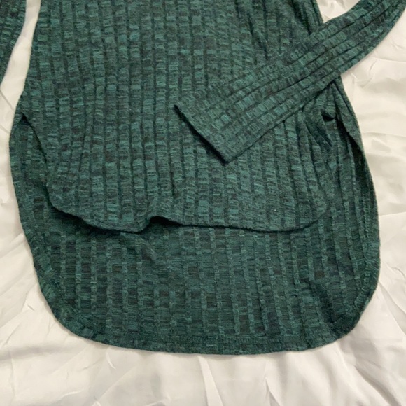 Green Long-sleeved hi-low Shirt - Picture 3 of 3